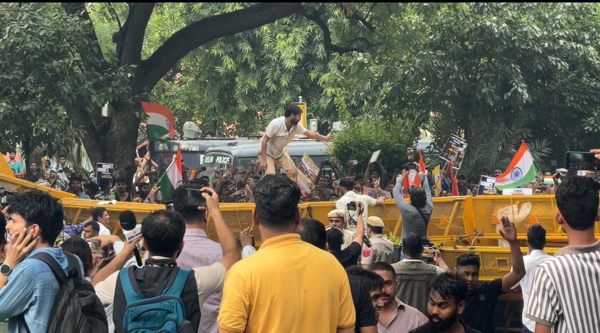 Protesters trying to break the barricades installed by the police around the Jantar Mantar protest site of Cockroach Janata Party on 20 July 2026. 
